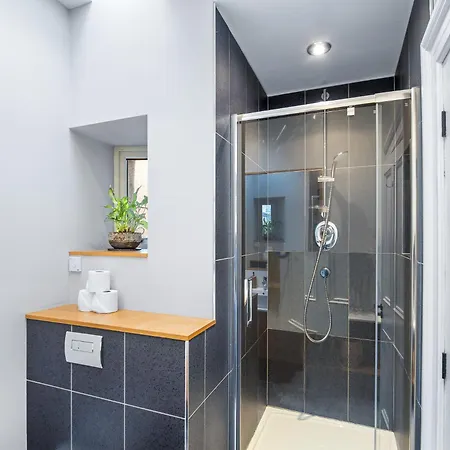 Market Street Apartment, *